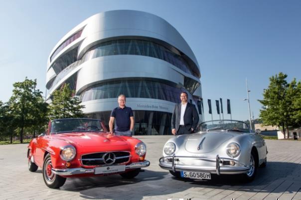 Christian Boucke, Leiter Mercedes-Benz Classic (li.) mit Mercedes-Benz 190 SL und Achim Stejskal, Leiter Porsche Museum (re.) mit Porsche 356 vor dem Mercedes-Benz Museum. Foto: Daimler